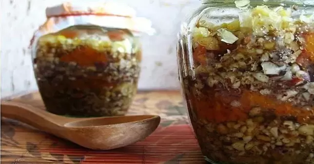 مزيج من المكسرات مع العسل لتعزيز