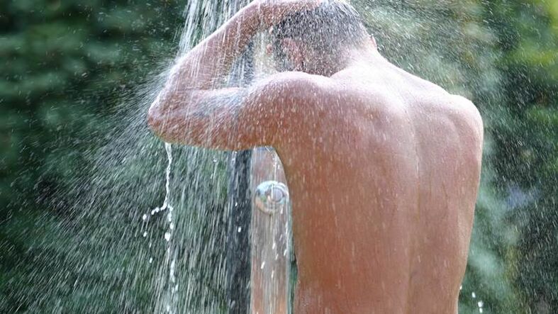 يساعد الاستحمام المتباين الرجل على الانتعاش ويزيد من الفاعلية. 